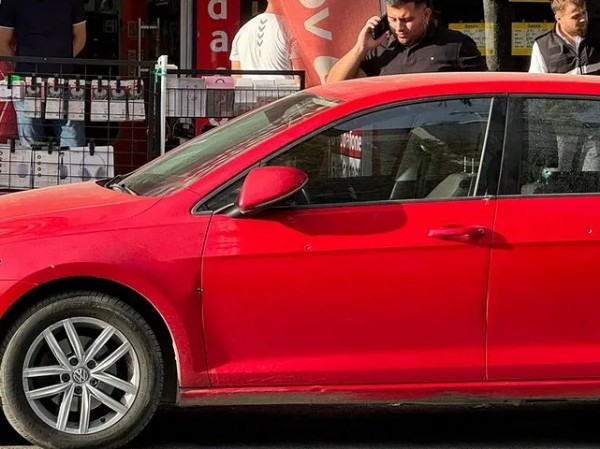 Sultangazi'de park halindeki araca kurşun yağmuru! 1 kişi hafif yaralandı